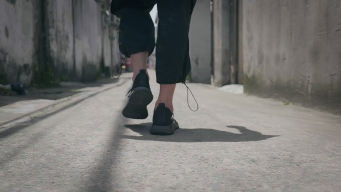 男生背影脚步走街串巷运动鞋