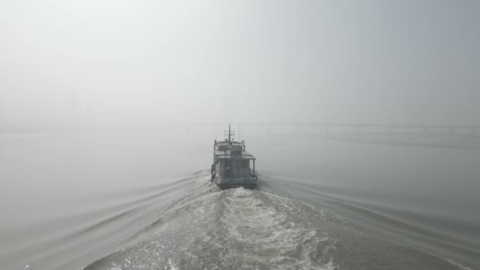 大雾中的赣江救援轮船