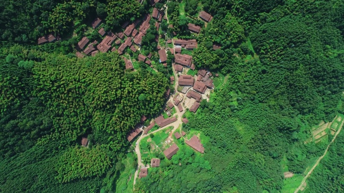 航拍大山里的村庄 村落