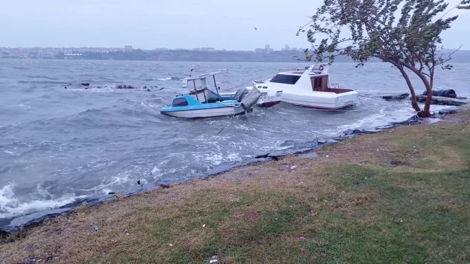 海上飓风过后，半艘沉没的帆船在浅水湾水域倾覆