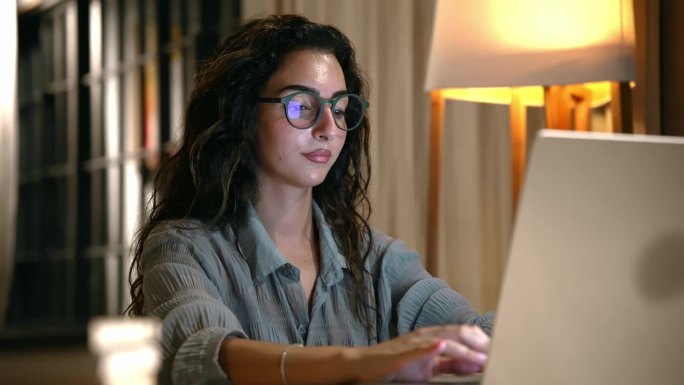年轻女子在笔记本电脑上打字(特写)。基于房间背景的企业员工学习数字化在线教育。网络设备上美女上网聊天