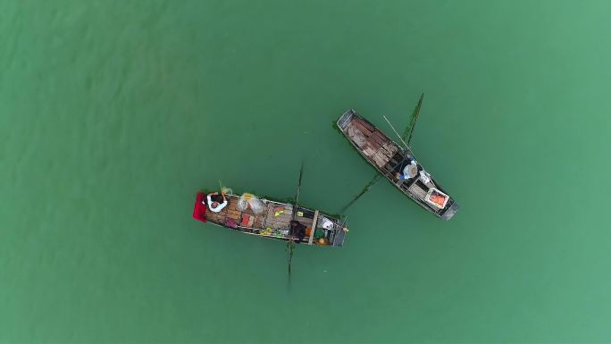 两艘渔船