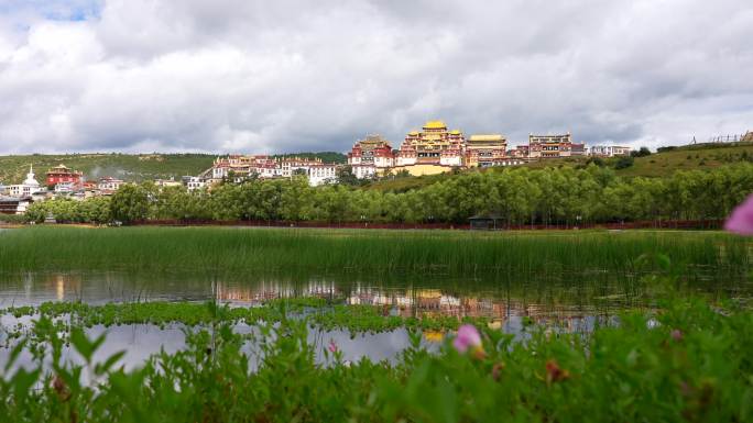 松赞林寺外景