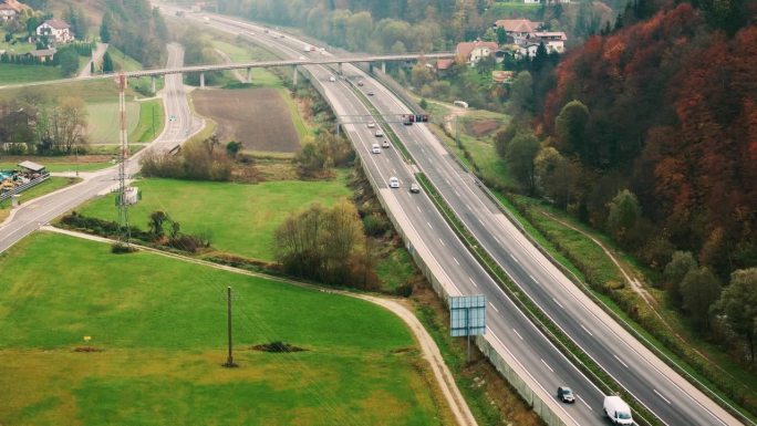 无人机拍摄的交通在农村高速公路上移动