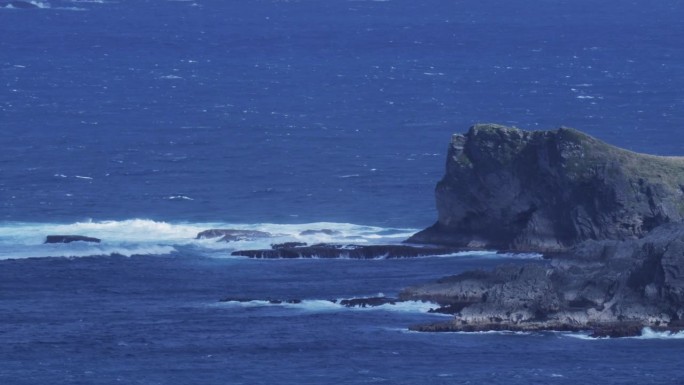 从诺福克岛拍摄的静态照片显示，汹涌的海浪冲击着尼皮恩岛