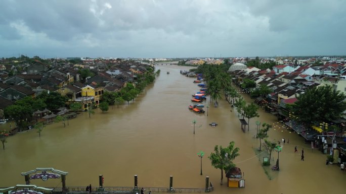 越南会安古镇，无人机拍摄的洪水淹没街道的画面