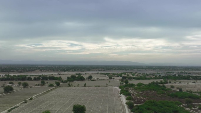 广阔的鸟瞰图的RCD路，俾路支省景观。巴基斯坦