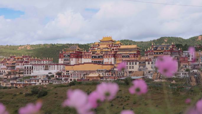 松赞林寺外景