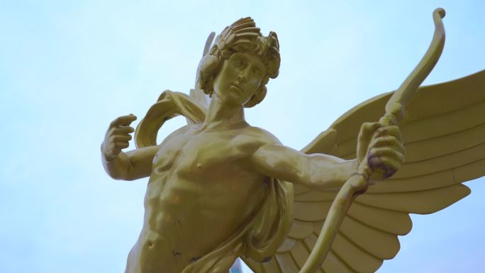 丘比特天使雕像求婚