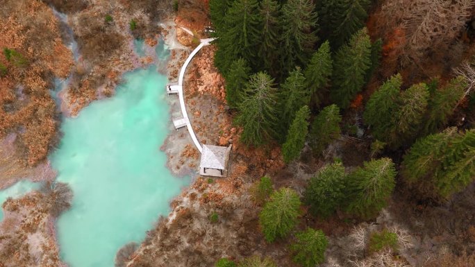 空中无人机拍摄美丽的绿松石湖和望塔在泽伦西自然保护区