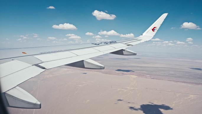 4K飞机戈壁 舷窗风景航拍蓝天白云