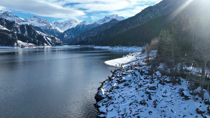 新疆天山天池雪景
