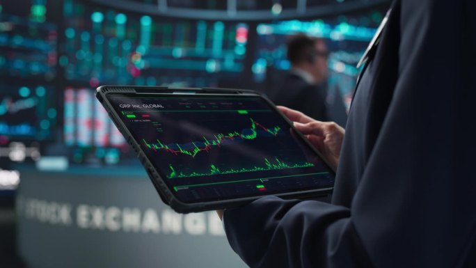 一个匿名的人拿着一台平板电脑，屏幕上有股票市场分析、图表和报告。证券交易所应用模板。监测金融和商业机
