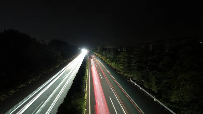 固定机位拍摄高速公路夜晚车流延时摄影