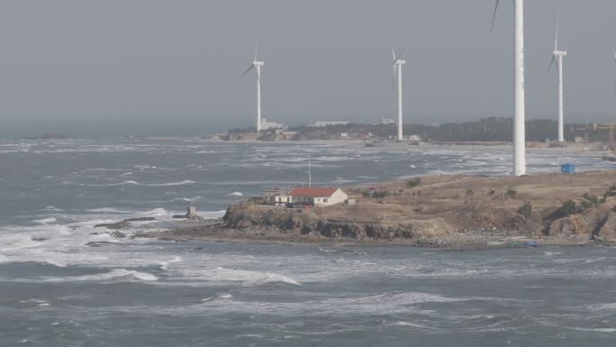 航拍山东威海荣成那香海鸡鸣岛海岸风电海浪