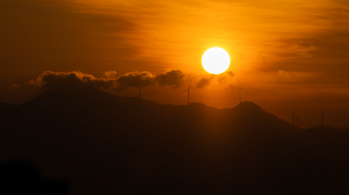 日出山峰大红太阳