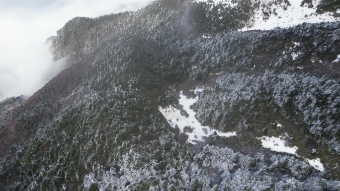 4K冬季下雪积雪后的山峰眺望云海航拍视频