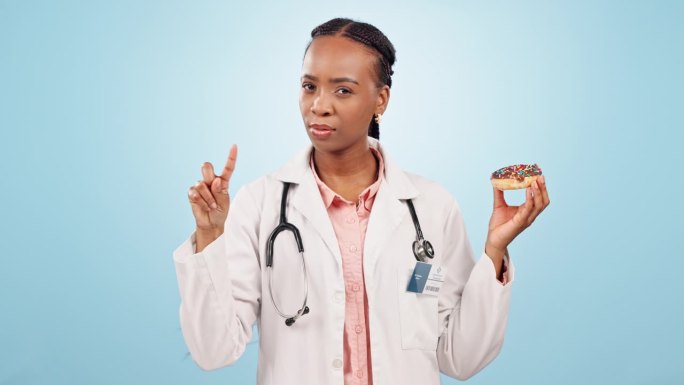 医生，甜甜圈和黑人女人的脸没有，拇指朝下，在演播室里心烦意乱。医疗保健、表情符号和人摇头的肖像，蓝色