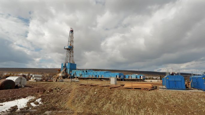 俄罗斯西伯利亚针叶林气田的新钻井平台施工现场。