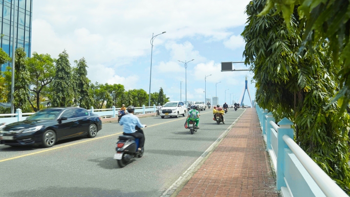 越南街头摩托车车流