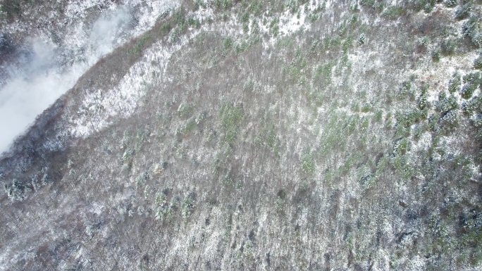 4K山峰山间上的积雪航拍视频