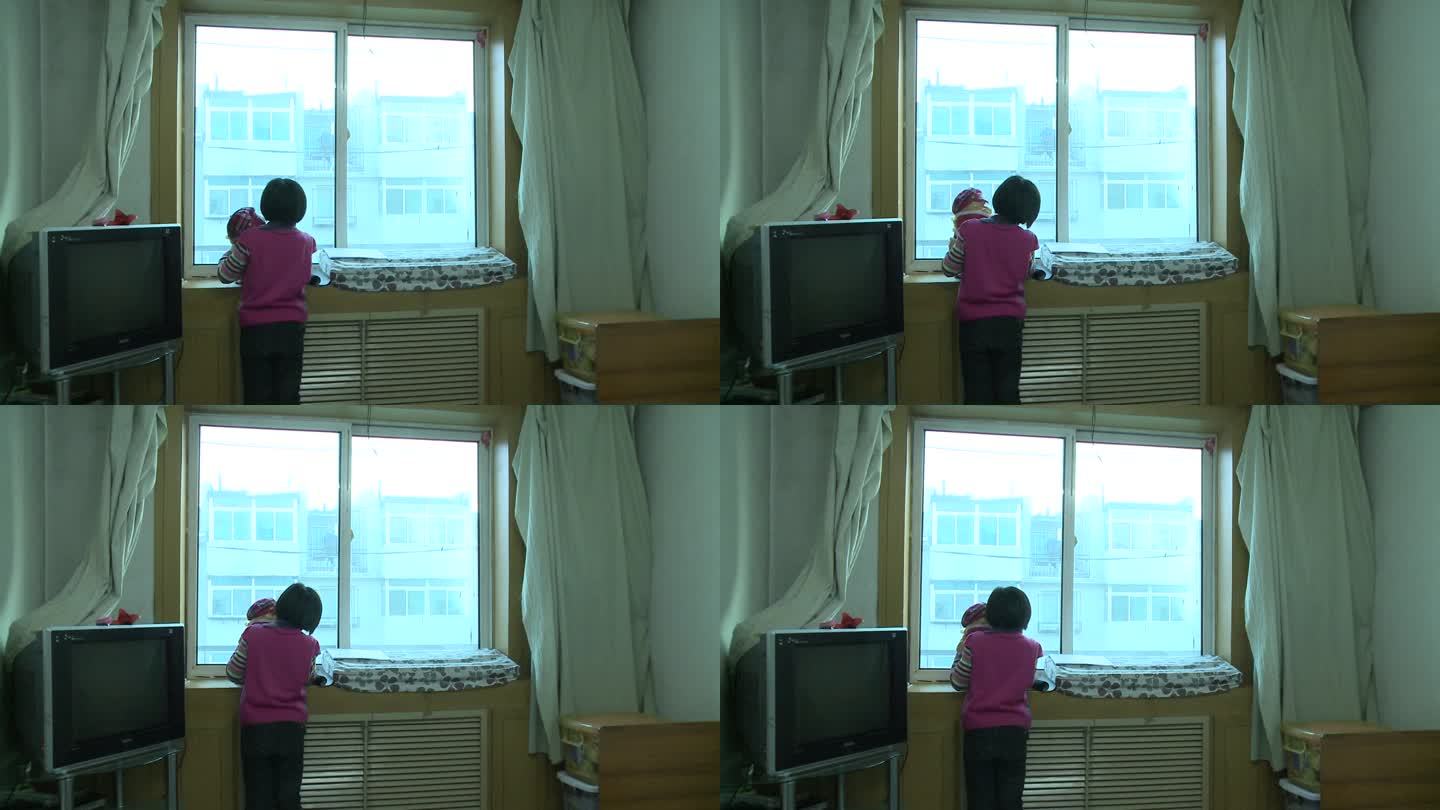孤单的小女孩站在窗前抱着娃娃眺望远方