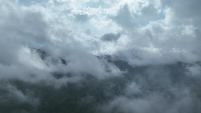 无人机航拍穿云高空云雾缭绕山脉圣堂山