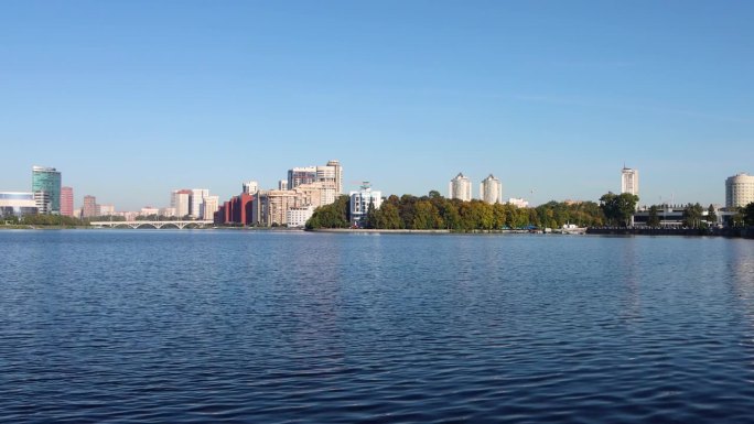 叶卡捷琳堡景观。现代建筑。湖。公园。