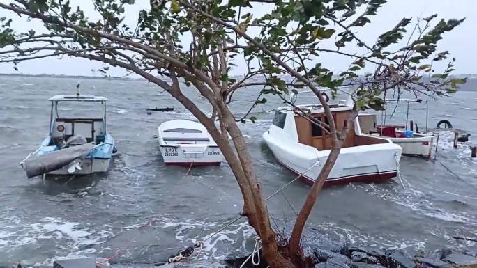 海上飓风过后，半艘沉没的帆船在浅水湾水域倾覆