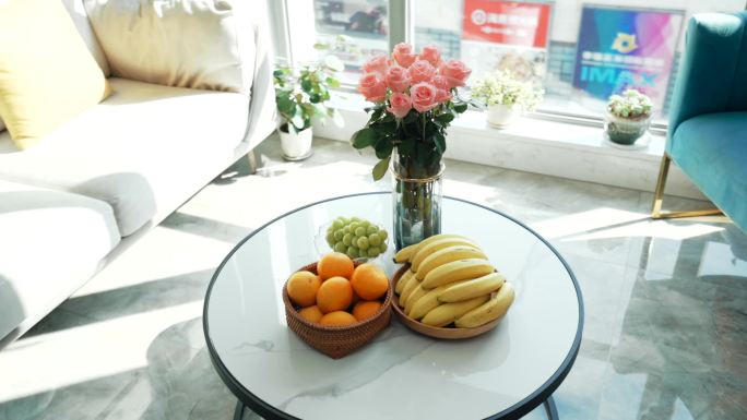 房间里的桌子凳子水果鲜花瓶子摆件