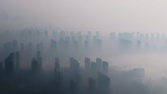 大雾霾下的城市剪影航拍