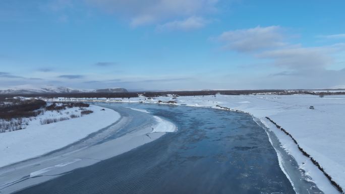 航拍冰封的河流流淌着冰凌