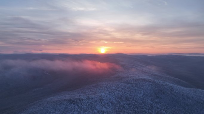 大兴安岭林海雪原冻雾日出