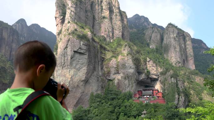 小男孩在眺望拍摄温州雁荡山灵峰景区北斗洞
