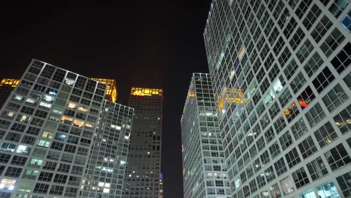 第一视角仰视北京建外SOHO大楼夜景