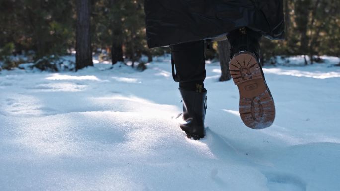 冬天脚步雪地行走