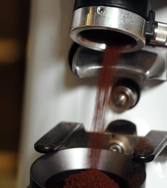 咖啡机研磨出咖啡粉末