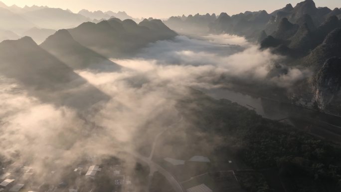日出时分桂林漓江两岸的山和村庄上空的云雾