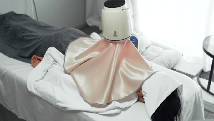女人背部理疗项目烘干紫外线视频素材