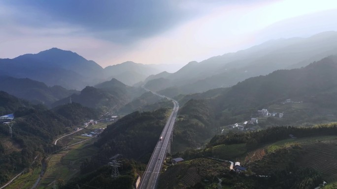 广西公路 大山里的最美高速公路