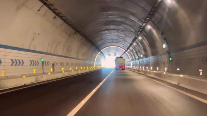 穿越隧道 隧道交通