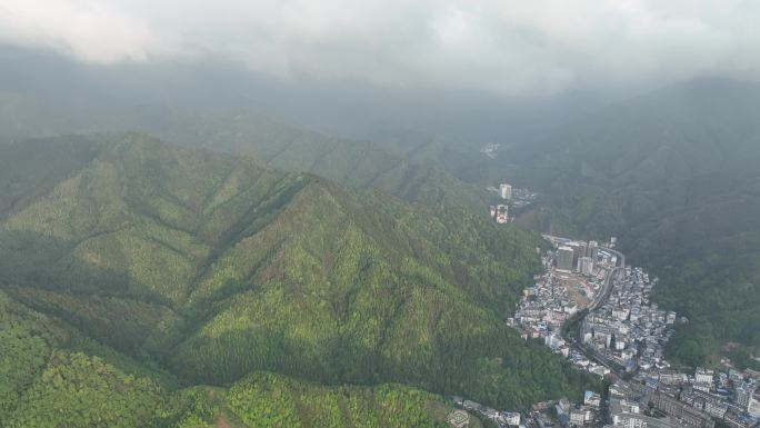 高空航拍大山深处县城乡镇阴天烟雾金秀县城