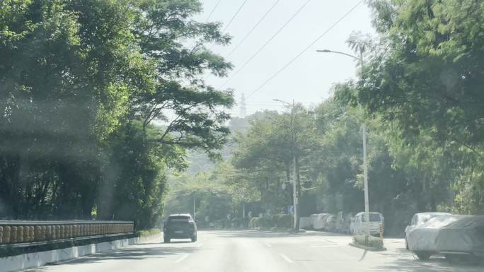 开车行驶在深圳道路车流交通城市车窗外风景