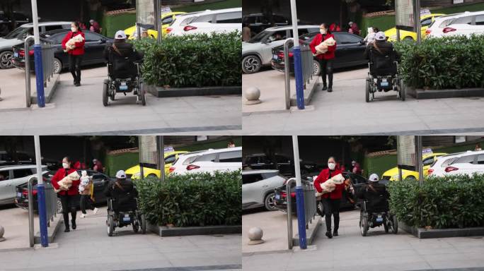 残疾人乘着电动轮椅行驶在拥挤的街道上