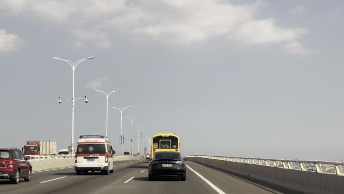 开车行驶在高速公路第一视角车窗外沿途风景