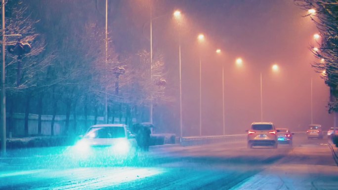 夜晚雪景车和行人