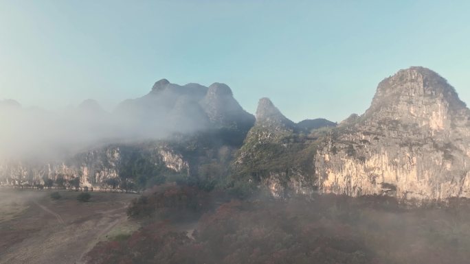 早晨日出时分桂林漓江上空云雾缭绕