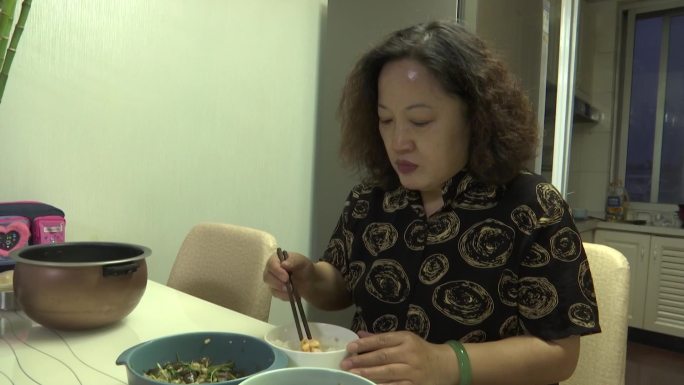 母女二人在楼房吃饭亲子关系