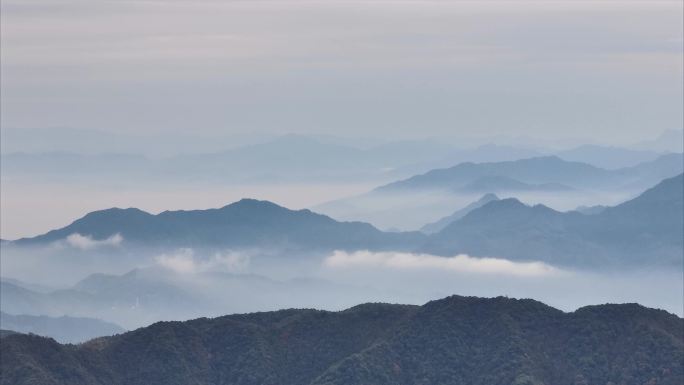 山峦叠嶂云雾缭绕