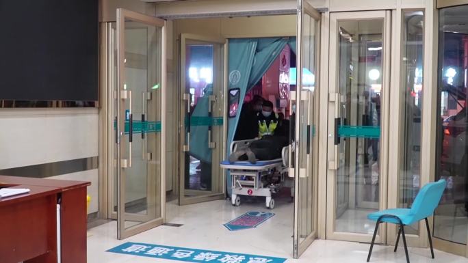 警察交警医生一起把车祸的病人送进医院抢救